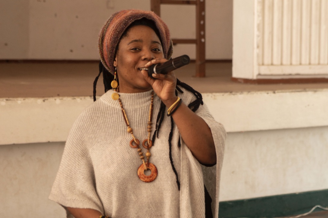 Sistah Afrika performing dura realidade