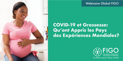 Une femme noire assise tient son ventre de femme enceinte en souriant. Le texte à côté d'elle dit: Webinaire Global FIGO: COVID-19 et grossesse - Qu'ont appris les pays des expériences mondiales?