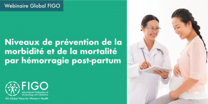 Une docteur asiatique montre un cahier à une femme enceinte asiatique. Les deux sont entrain de sourire. Le texte: Webinaire Global FIGO: Niveaux de prévention de la morbidité et la mortalité par hémorragie post-partum