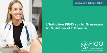 Une femme docteur blanche sourit à une patiente tout en prenant des notes avec un stylo. Le texte à droite: "Webinaire global FIGO: L'initiative FIGO sur la grossesse, la nutrition et l'obésité"