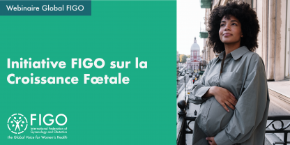 Une femme noire sur un balcon tient son ventre de femme enceinte en souriant. Le texte dit Webinaire Global FIGO: Initiative FIGO sur la croissance fœtale