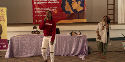 Yolanda and mama Africa performing Dura Realidade at a secondary school